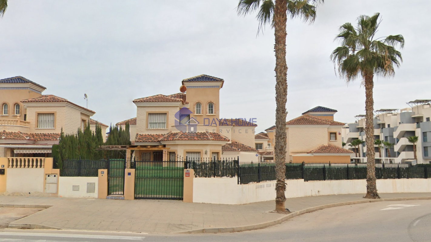 DETACHED HOUSE